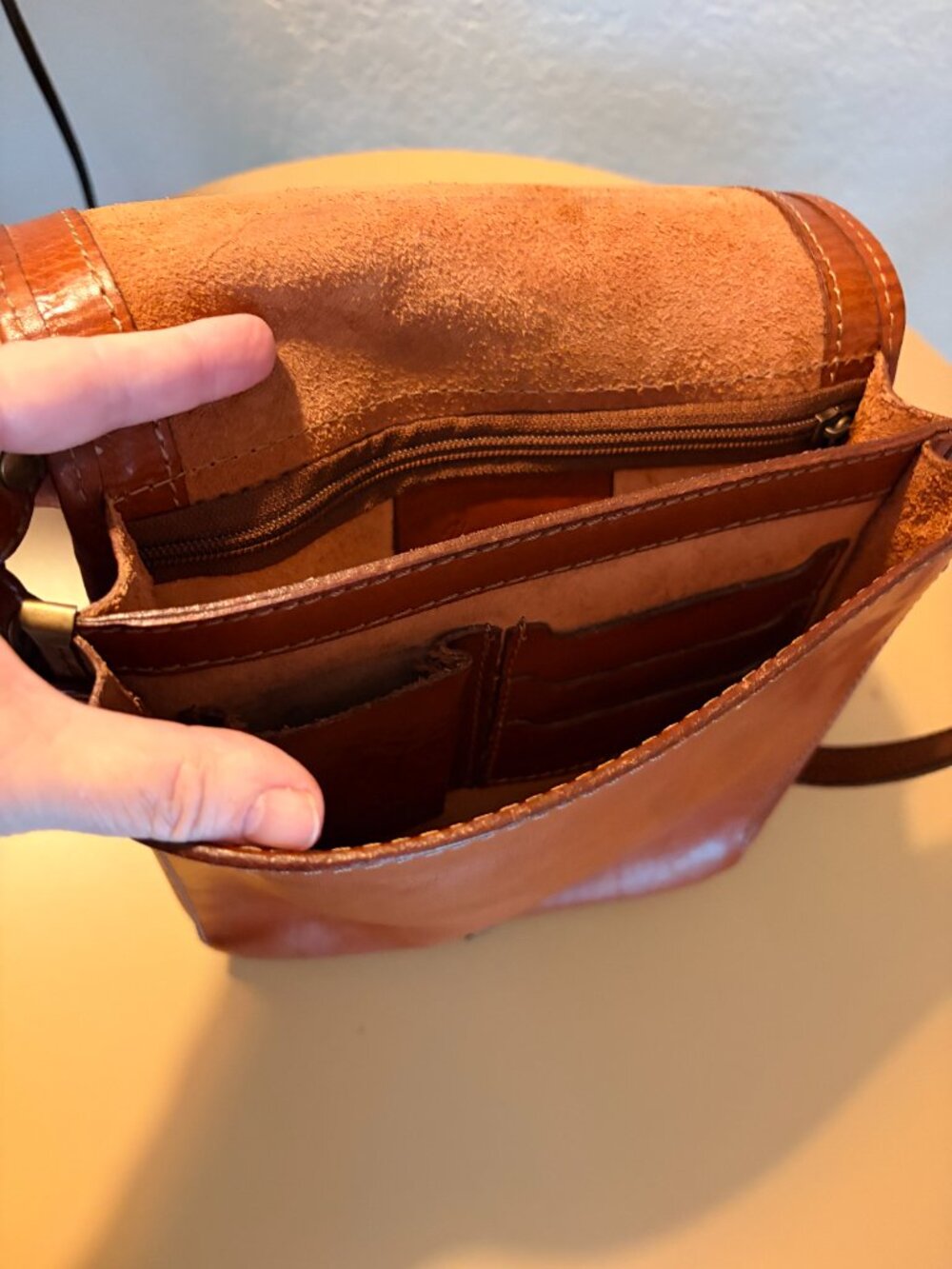 Vintage Italian Leather "Vera Pelle" Crossbody Saddle Bag - Picture 4 of 11